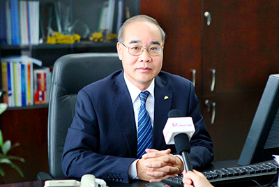 张秀文董事长在接受中国山东网专题采访时，就公司践行“厚道鲁商”倡树行动进行回答，介绍了山推把“仁义、诚信、厚道”的文化精髓融入到生产经营的全过程的典型做法和“诚敬做产品，诚信做企业”的经营理念，在开云官方app下载网站
机械行业树立起了“厚德坚韧”的山东国企形象